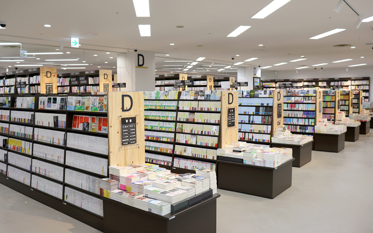 店内奥の文庫コーナー、その奥に専門書の書棚が見える