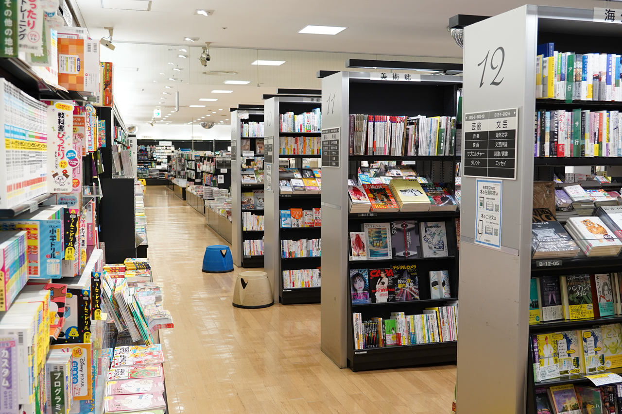 書籍売場。文芸、芸能、暮らしの本など