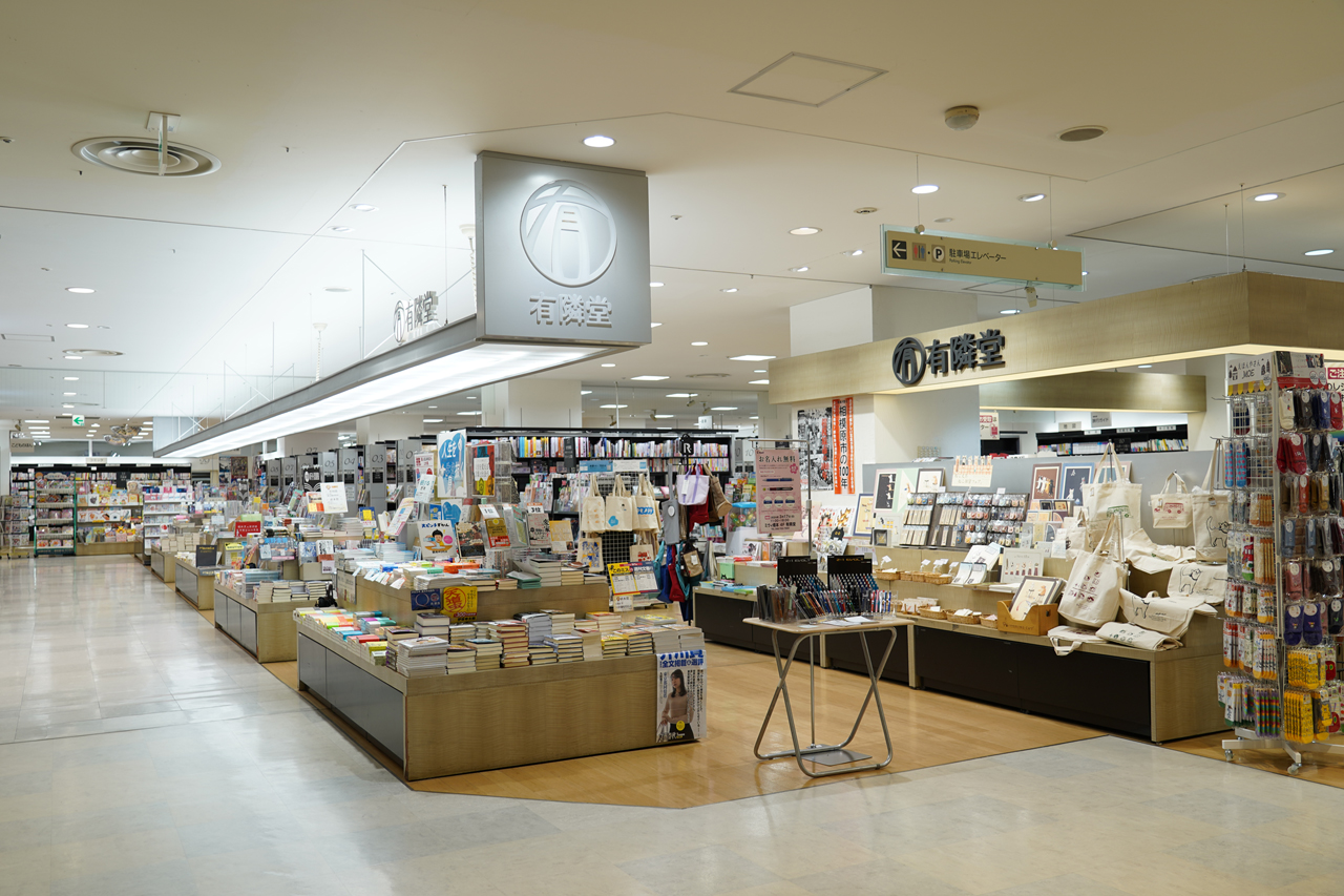 ミウィ橋本の通路から見た書店エリア
