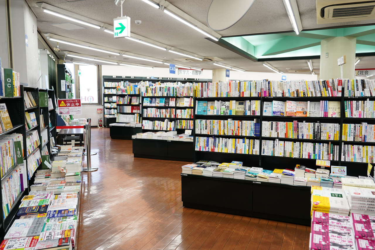 書籍売場。背の低い書棚が並ぶ