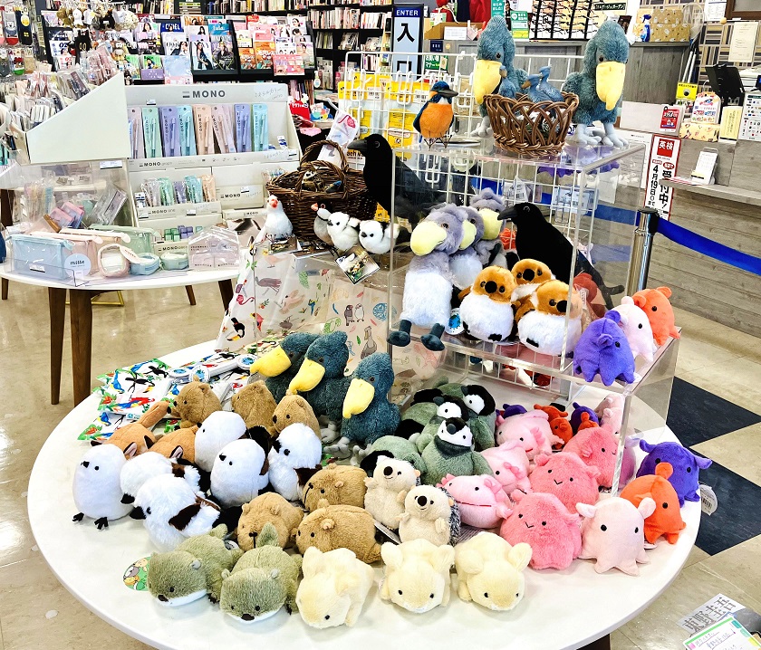 円形のテーブルにたくさんのぬいぐるみが積み上げられている