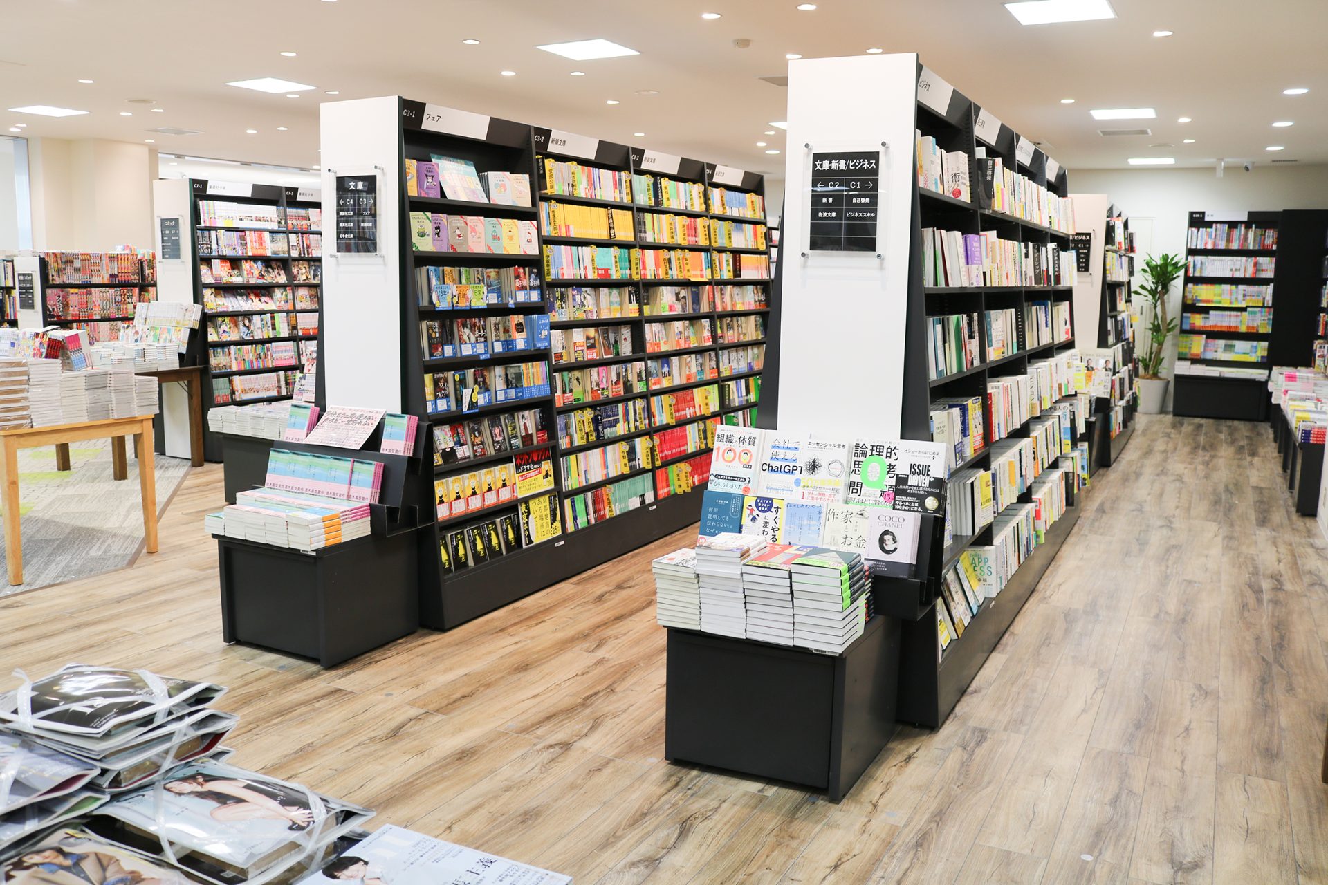 書籍売場、文庫本が並ぶ書棚
