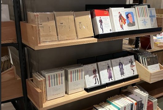 書棚に並ぶ田畑書店ポケットアンソロジー