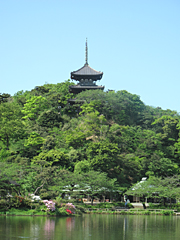 大池と旧燈明寺三重塔