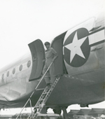 厚木飛行場に到着したマッカーサー（1945年8月30日）