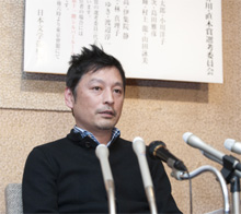 第144回芥川賞の記者発表をする筆者（2011年1月）