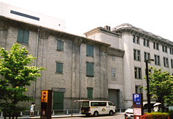 三井物産横浜ビル（右）と旧三井物産倉庫