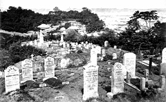 駐屯軍将兵の墓　ローマ数字のⅩが記されている英陸軍第10連隊の墓石。　『ファー・イースト』1871年8月16日号 横浜開港資料館蔵