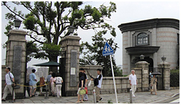 横浜外国人墓地の山手側の門と横浜外国人墓地資料館