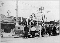 吊り革のついたバラック電車『横浜震災記念写真帳』から　横浜開港資料館蔵