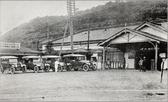 国府津駅前の富士屋自動車