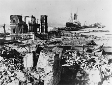 被災した大桟橋　大正12年（1923）左の建物は税関監視部。