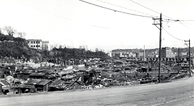 三春台の関東学院の下から日ノ出町方面を望む（1945年9月6日）