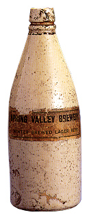 スプリング・バレー・ブルワリーのラベルが貼られた陶製のビール瓶