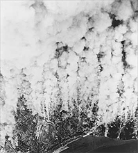 炎上する横浜市街地（1945年5月29日）　左下は根岸競馬場
