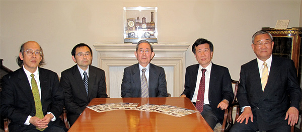 左から斉藤 司、平野卓治、高村直助、西川武臣の各氏と松信 裕