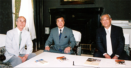 左から、金原左門・松沢成文の両氏と松信 裕