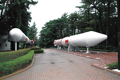 宇宙科学研究所相模原キャンパス内に展示されているM-3SIIロケット（左）とM-Vロケット（右）の実物大模型