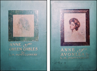 初版第1巻『赤毛のアン』（左）、第2巻『アンの青春』（右）