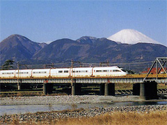 酒匂川を渡る最新型ロマンスカーVSE車