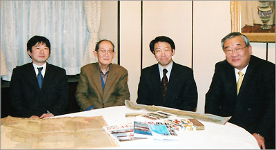 左から、岡田 直・生方良雄・老川慶喜の各氏と松信 裕