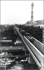 山下公園を横切る臨港鉄道（1965年）