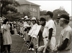 御成小学校での文士野球（右から2人目・大佛次郎、2人おいて里見弴） 昭和42年