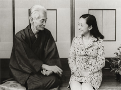 川端康成邸にノーベル賞のお祝いに訪れた永井路子さん　（昭和43年10月）