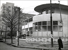 日比谷のCIE図書館　左はアーニー・パイル劇場（現東京宝塚劇場）