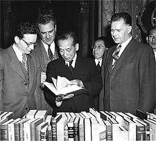 ケア物資の図書を国会図書館へ贈呈するブラウン（右端）
