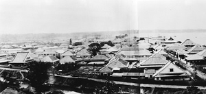 山手から見た横浜居留地（ベアト撮影・1864年）　逆光で撮影されている。1
