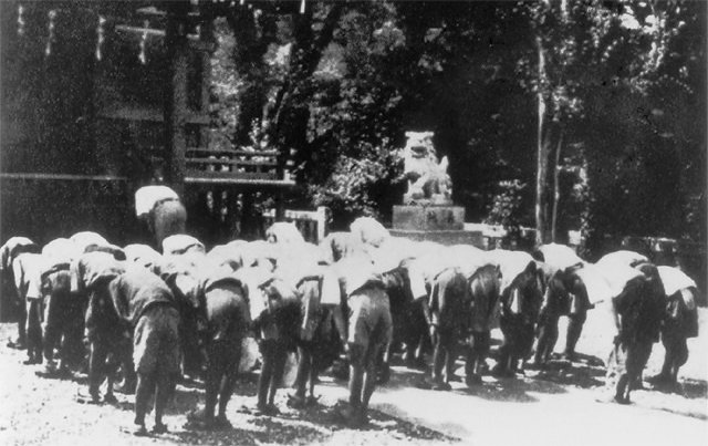 戦勝を祈って神社参拝