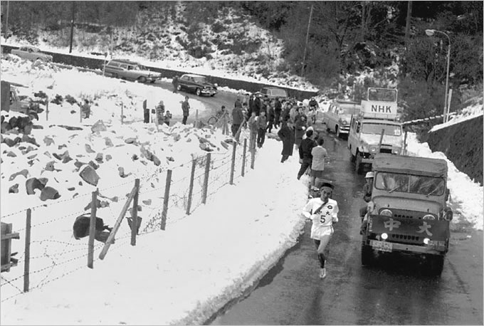 雪の5区箱根山中を走る中央大・中島輝雄選手