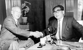 新旧市長の引き継ぎ（1963年4月23日） 左・半井清氏から右・飛鳥田一雄氏へ