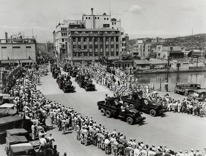 吉田橋をパレードする米軍（1946年7月）