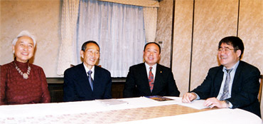 右から水戸英夫氏、横溝三郎氏、工藤伸光氏と篠﨑孝子