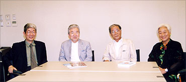 左から酒井忠康・奥谷博・青木茂の各氏と篠﨑孝子