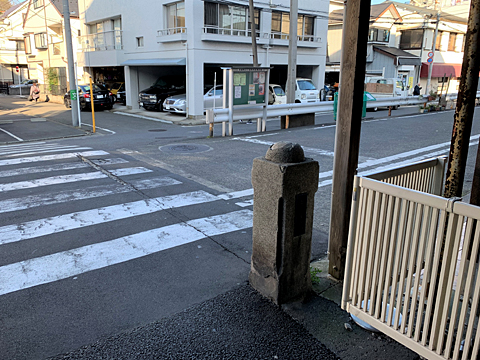 本郷町2丁目に残る「市場橋」親柱。左から右へと千代崎川が流れていた。