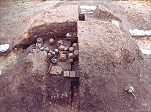 石塔を埋納した塚　(仏法寺跡出土)