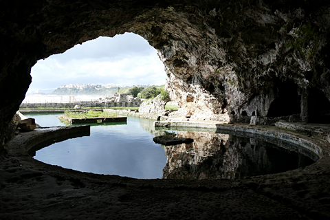 スペルロンガ（イタリア）にある養魚池跡。紀元前1世紀ごろのものとされる。