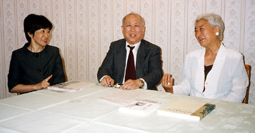 左から猿渡紀代子さん・福富太郎氏と篠﨑孝子
