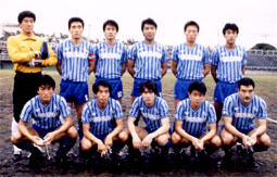 古河電工サッカー部イレブン（後列右から3人目が奥寺氏、同2人目は岡田武史氏） 1986年頃
