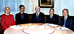 右から植木知司、奥野幸道、ハンス・シュトルテ、大沢洋一郎の各氏と篠﨑孝子