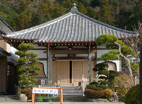 三浦大介義明の武功を讃える鎌倉材木座の来迎寺