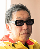 馳星周さん、サングラスを装着した写真