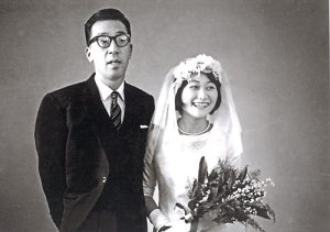 結婚式での半藤一利・末利子夫妻（筆者提供）