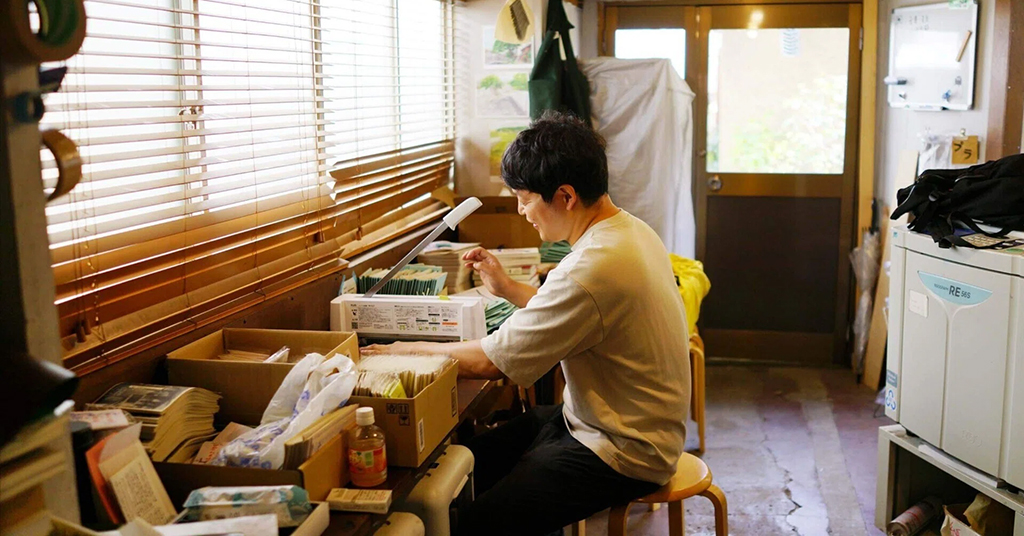 店舗に隣接する工房での作業の様子